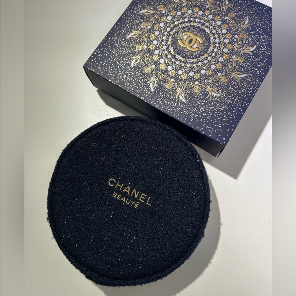 CHANEL beauty  gift Pouch - Picture 6 of 9